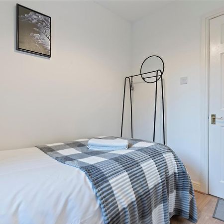 Lovely 4Br House In The City With Parking Лондон Екстер'єр фото